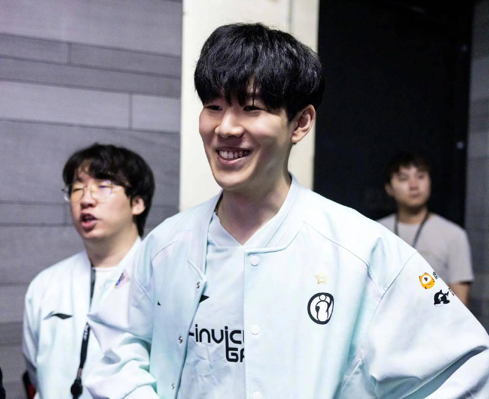 更应该承担 更应该承担